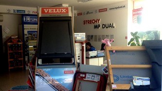 Vzorky krytín a strešných okien vo vnútri predajne MP DUAL